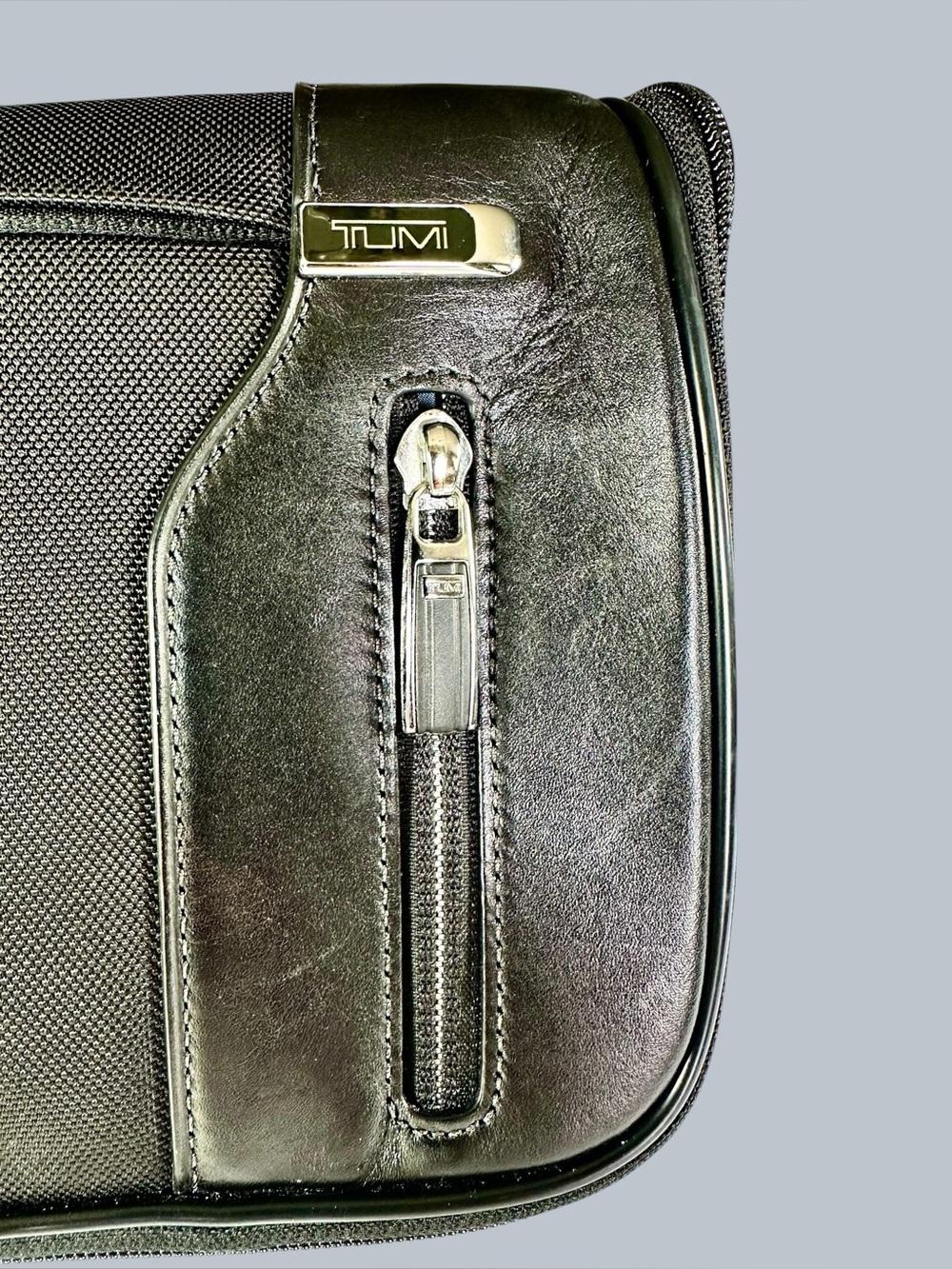 Tumi Arrivé Barajas Leather Toiletries travel kit - Picture 5 of 13